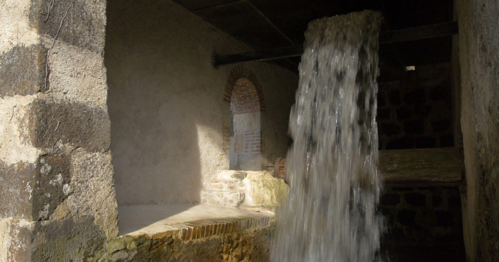 La chambre à eau du Moulin de Sugy, avec le coursier et l'axe de la roue. 