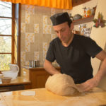 Pétrissage d'une pâte à pain réalisée avec une farine de faible force boulangère et du levain naturel - Moulin de Sugy